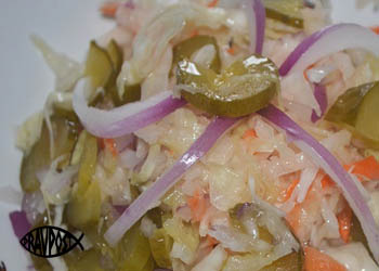 salat-iz-kvashenoy-kapusty-s-solenymi-ogurcami-pravoslavnyy-post